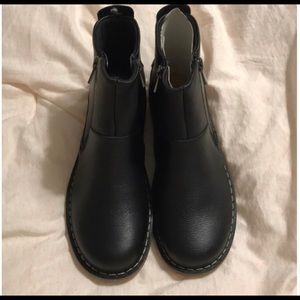 Black Clarks Zip Up Ankle Boots/Booties